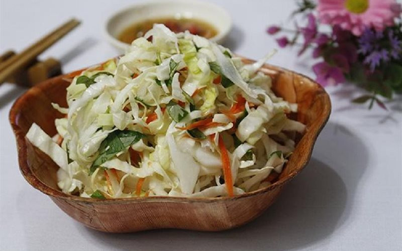 Dưa bắp cải, hoặc bắp cải lên men, giàu vitamin C và K, sắt, chất xơ và chứa vi khuẩn đường ruột tự nhiên khỏe mạnh được gọi là men vi sinh. Ngoài ra, chúng ta có thể nhận được men vi sinh thông qua các thực phẩm lên men khác như kim chi, miso và dưa chua.