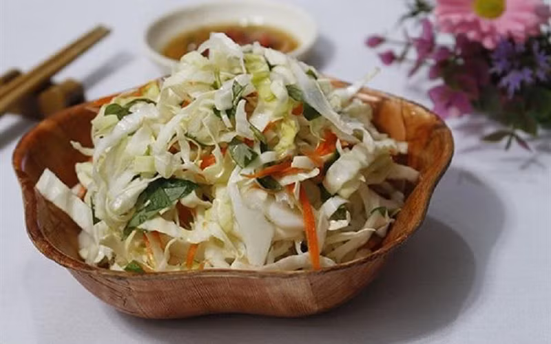 Dưa bắp cải, hoặc bắp cải lên men, giàu vitamin C và K, sắt, chất xơ và chứa vi khuẩn đường ruột tự nhiên khỏe mạnh được gọi là men vi sinh. Ngoài ra, chúng ta có thể nhận được men vi sinh thông qua các thực phẩm lên men khác như kim chi, miso và dưa chua.