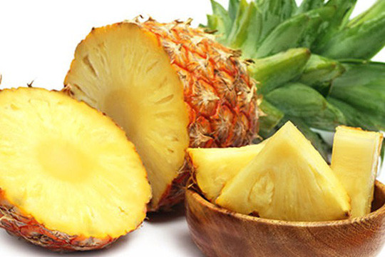 Dứa giàu vitamin C và chứa một loại enzyme gọi là bromelain có thể giúp kích thích tiêu hóa protein, giảm viêm ruột và tăng cường chức năng miễn dịch.