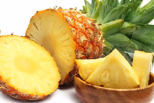 Dứa giàu vitamin C và chứa một loại enzyme gọi là bromelain có thể giúp kích thích tiêu hóa protein, giảm viêm ruột và tăng cường chức năng miễn dịch.