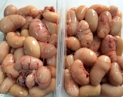 Ngọc kê đem rửa sạch, để ráo nước, hấp chín rồi lột màng dính bên ngoài. Hoa thiên lý rửa sạch, ngâm qua nước muối pha loãng rồi rửa sạch lại lần nữa bằng nước sạch, để ráo nước.