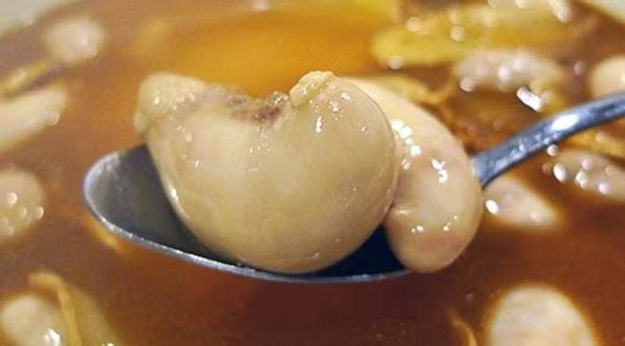 Khi thành phẩm, ngoài vị bùi bùi, dẻo dai của lớp màng và sự mềm mại đến kinh ngạc bên trong trái tinh hoàn, người ăn còn có thể cảm nhận hương vị tuyệt vời của gia vị nấu kèm.