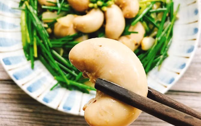 Ngọc kê rửa sạch, rửa nhẹ cẩn thận kẻo vỡ. Ướp kê gà với chút gia vị. Lá hẹ rửa sạch, thái nhỏ như hành lá. Cho kê gà vào nồi, thêm lá hẹ và chút nước đun khoảng 30 phút – 1 tiếng cho lá hẹ ngấm vào ngọc kê gà. Lúc này, kê gà nở bung ra nhìn rất đẹp mà ăn cũng rất ngon.