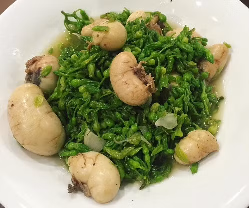 Rắc ít tiêu, thêm chút tỏi bằm lần cuối rồi bắc xuống. Món này có thể ăn với nước tương dằm ớt hiểm, nước mắm tỏi ớt chua ngọt hoặc chút muối tiêu chanh ớt. Ảnh: Internet.