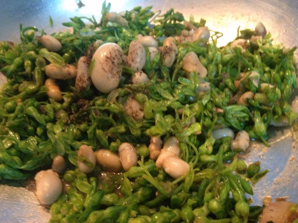 Ngọc kê xào thiên lý: Hoa thiên lý có vị ngọt, tính bình có khả năng lợi tiểu, giải đọc kết hợp với vị ngọt, tính ôn của ngọc kê sẽ là món ăn giúp quý ông tăng cường sinh lực rất hiệu quả.