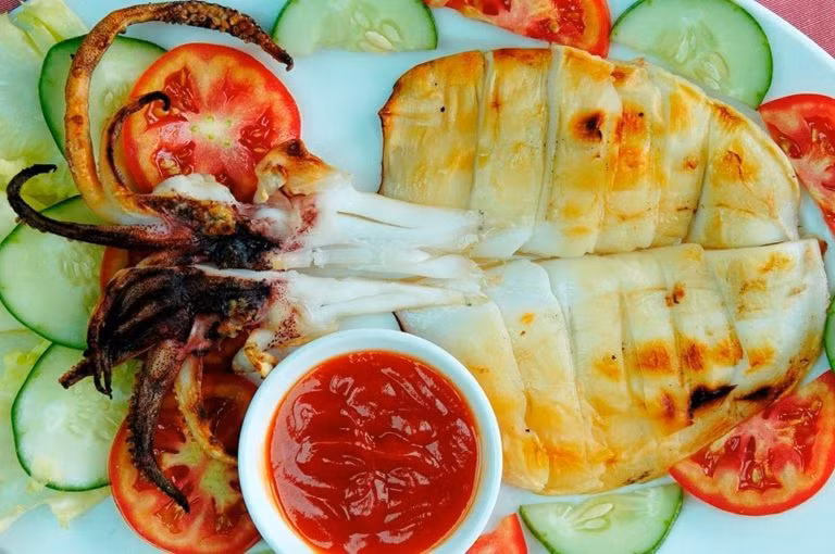 Ngoài ra trong chuyến du lịch Cù Lao Xanh, bạn còn nhiều món hải sản nữa bạn có thể thưởng thức. Ví dụ như cá dìa nướng mọi, mực một nắng, cá mú hấp, cá thoi loi nướng…. Tất cả đều được chế biến từ hải sản tươi sống rất hấp dẫn.