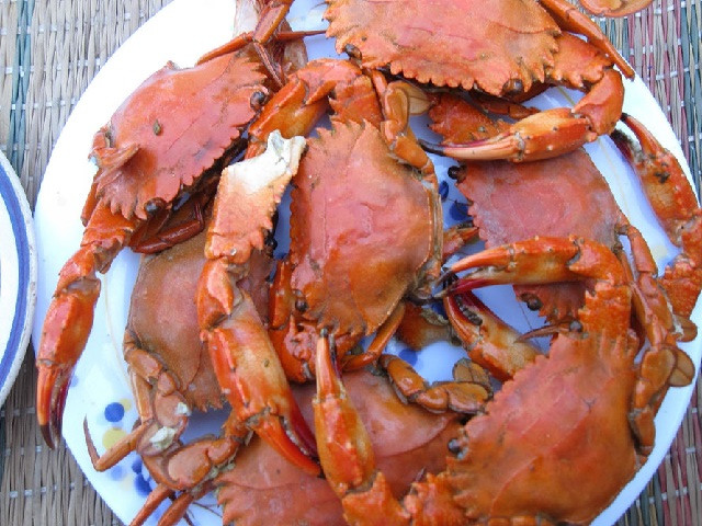 Cua đá Cù Lao Xanh: Cua đá ở Cù Lao Xanh là đặc sản hấp dẫn và khá hiếm ở Việt Nam. Chúng thường sống trong các hang đá quanh bờ biển hoặc dưới các hốc cây lớn. Vị cua cũng khá khác biệt so với cua biển thông thường. Thịt thơm ngon, không có mùi tanh, gạch cua béo ngậy. Ngoài ra điểm đặc biệt nhất là thịt cua có mùi thơm của thuốc bắc vì cua chỉ ăn thực vật.