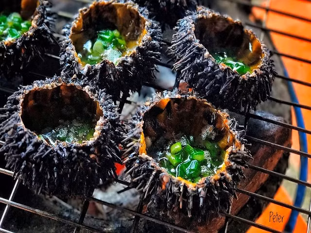 Nhum biển nướng: Nhắc đến ẩm thực Cù Lao Xanh, người ta sẽ nhớ ngay đến danh sách những món hải sản ngon nhất. Nhum biển nướng cũng vậy. Đây không chỉ là món thuộc danh sách đó mà còn là đặc sản đặc trưng của Cù Lao Xanh. Nhum biển nướng thêm một chút gia vị tiêu đen, khi ăn dùng thìa xúc từng miếng thịt ngọt lịm. Cảm giác từng vị tan chảy trong miệng sẽ khiến bạn nhớ mãi không quên.