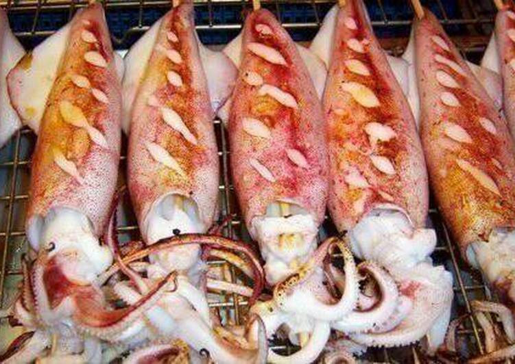 Mực nướng là món ăn khoái khẩu nhất cho anh em nhậu lai rai hoặc nướng ăn mỗi khi buồn miệng, được nhiều người ưa thích. Có thể chế biến mực một nắng theo nhiều cách: mực một nắng chiên giòn, xào, xốt me, nướng muối ớt, nướng sa tế, …