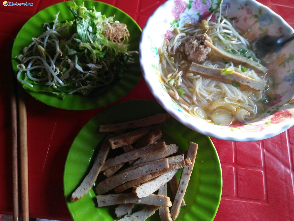 Bánh canh chả cá: Một món cũng không kém phần hấp dẫn đó là món bánh canh chả cá. Chả cá Cù Lao Xanh có vị rất đặc biệt, bạn ăn một lần sẽ nhớ mãi. Ở Cù Lao Xanh có 2 chỗ bán bánh canh chả cá, đó là Cô 3 ở Thôn Trung và ở chợ Thôn Trung. Bánh canh này được làm từ bột gạo.