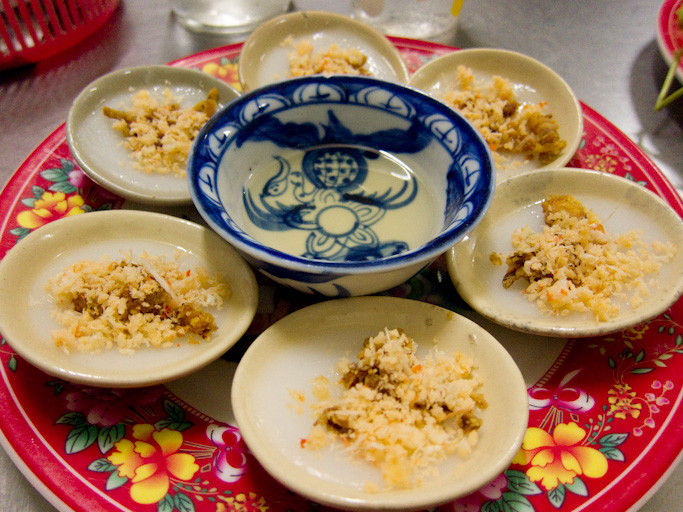 Bánh bèo: Bánh bèo ở đây được đúc trong chén nhỏ. Đúc xong lấy ra ăn nóng kèm với một ít đậu phộng và lá hẹ. Chan thêm nước mắm là có thể đánh chen ngon lành rồi. Bánh bèo được bán ở buổi tối ở gần đường bờ biển thôn Đông. Món bánh bèo được nhiều người dân và khách du lịch thích vì rẻ và ngon.