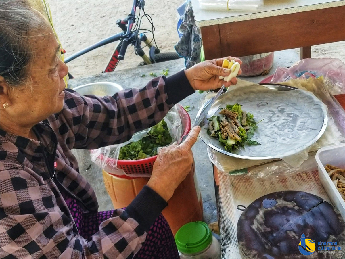 Bánh cuốn chả: Có lẽ người miền Bắc mình nghe bánh cuốn chả thì thấy quá bình thường chả co gì đặc sắc. Nhưng bánh cuốn ở Cù Lao Xanh lại hoàn toàn khác. Với nguyên liệu chính là chả cá, bánh cuốn được cuốn chung với bánh tráng, trứng luộc và rau sống. Sau đó chấm với nước mắm làm từ đậu phộng có vị ngọt và cay.