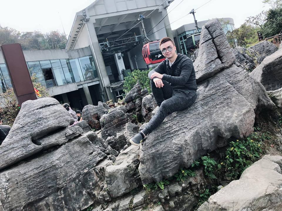 Khi đi du lịch, anh chàng mặc bộ đồ thể thao khá thoải mái.