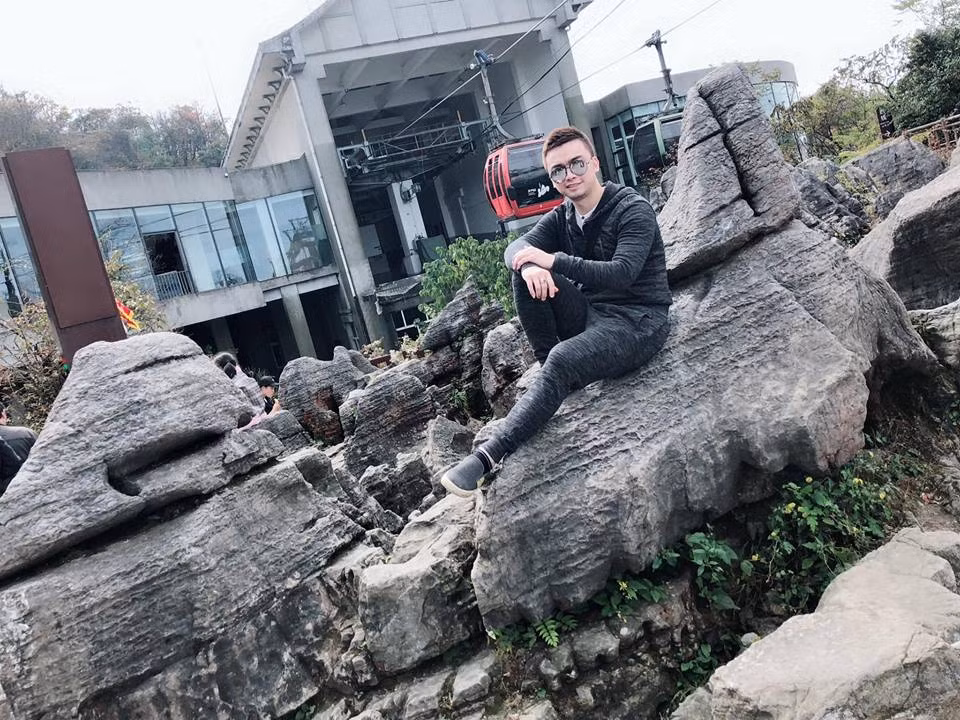 Khi đi du lịch, anh chàng mặc bộ đồ thể thao khá thoải mái.