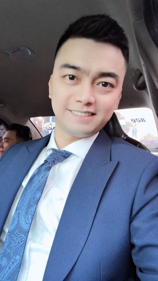 Tuy nhiên, chàng phi công Duy Alex ngoài đời cũng có cách ăn mặc lịch lãm và nam tính.