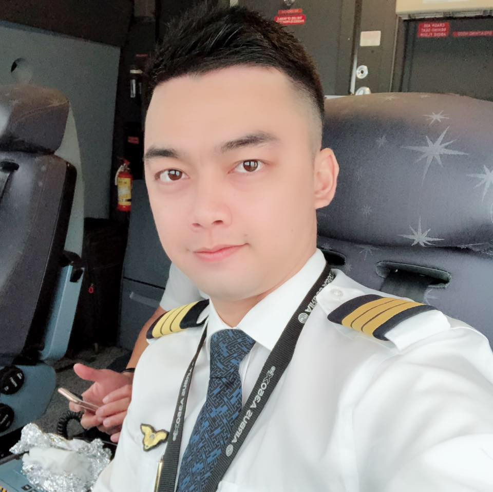 Là một phi công hàng không, Hà Duy thường xuyên diện đồng phục của hãng.