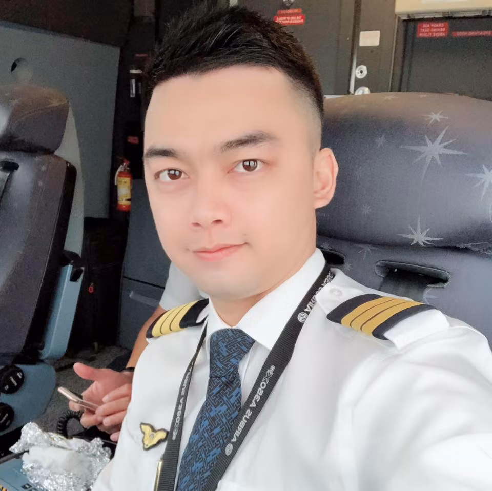 Là một phi công hàng không, Hà Duy thường xuyên diện đồng phục của hãng.