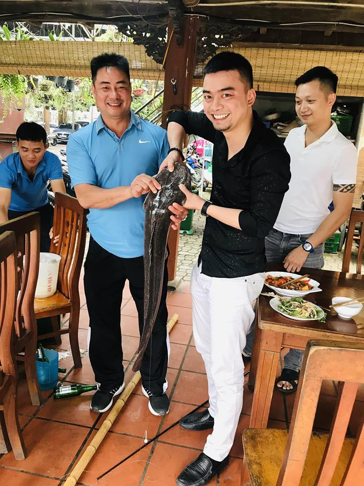 Áo đen phối với quần trắng đầy nam tính.