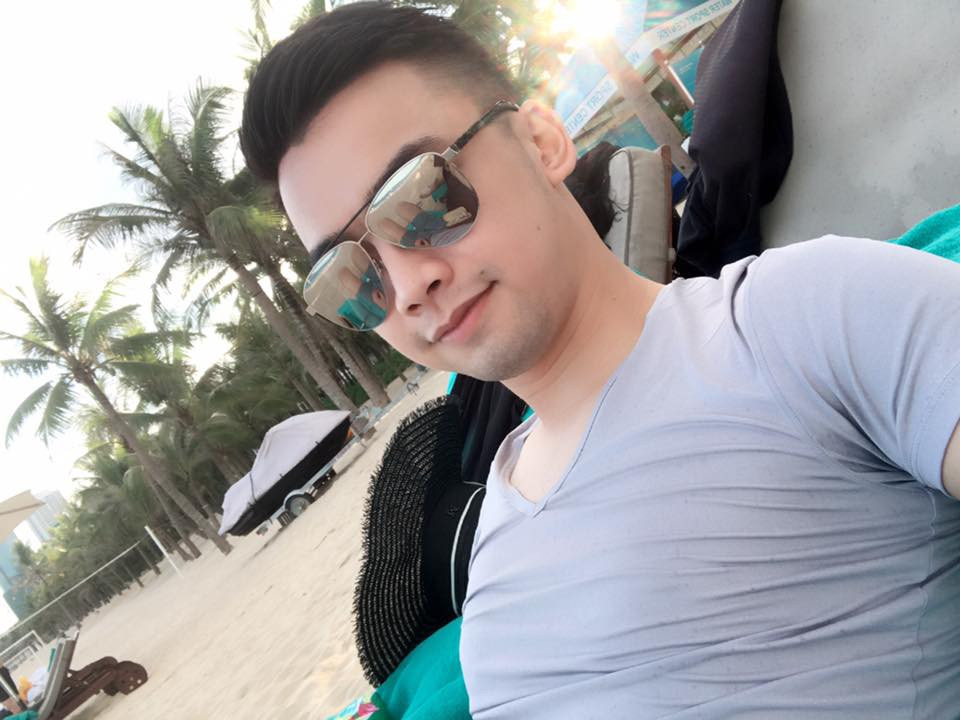 Anh chàng mặc áo thun đi biển. Ảnh: FBNV.