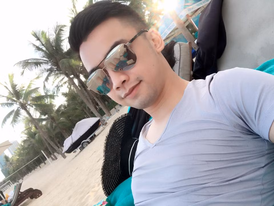 Anh chàng mặc áo thun đi biển. Ảnh: FBNV.