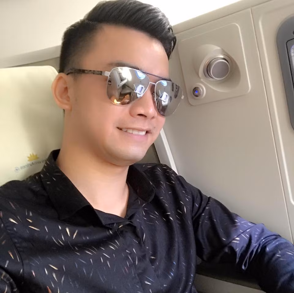 Anh diện sơ mi đen đeo kính cực ngầu.