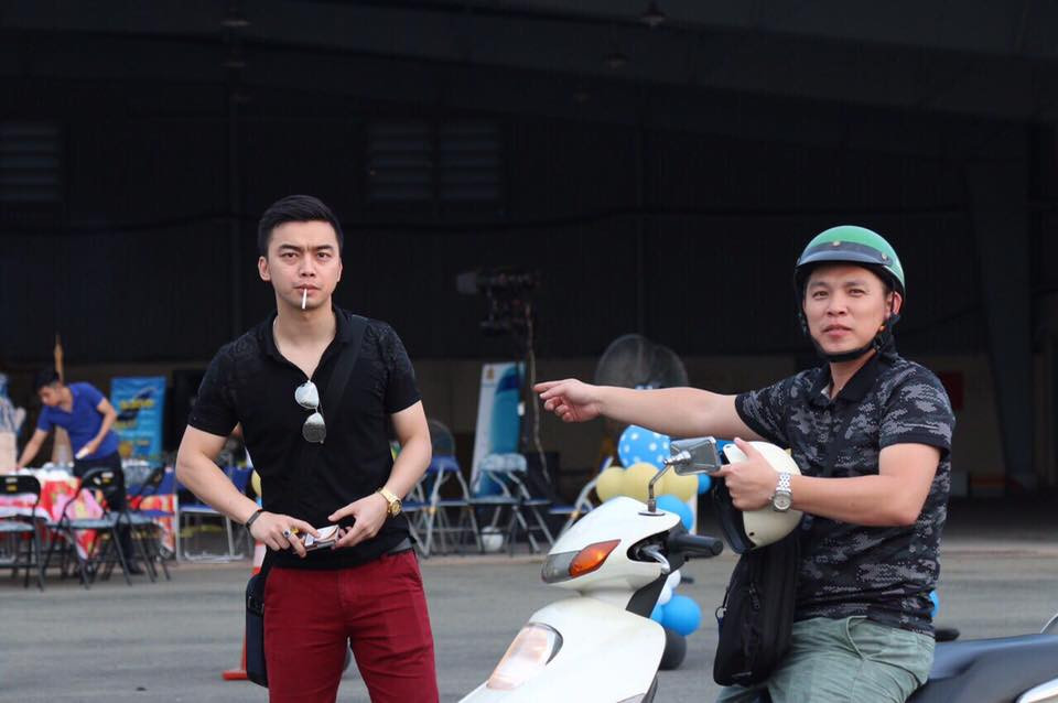 Anh chàng cũng hay mặc áo phông các màu cơ bản như đen, trắng, xám...