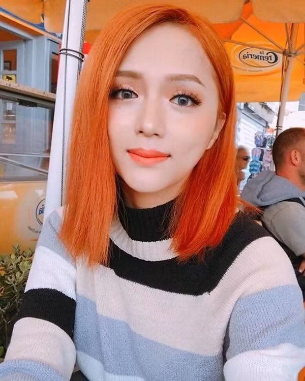 Hương Giang nổi bật với mái tóc ngắn màu vàng cam sành điệu. Ảnh: FBNV. Video "Bí quyết làm đẹp của sao Việt". Nguồn: VTC.