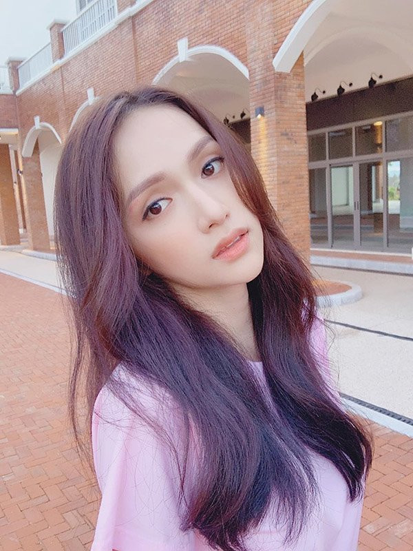 Mái tóc xõa bồng bềnh tự nhiên với màu tím khói thời thượng cho cô nàng vẻ ngoài vô cùng trẻ trung, sành điệu.