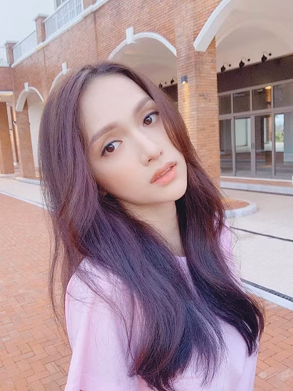Mái tóc xõa bồng bềnh tự nhiên với màu tím khói thời thượng cho cô nàng vẻ ngoài vô cùng trẻ trung, sành điệu.