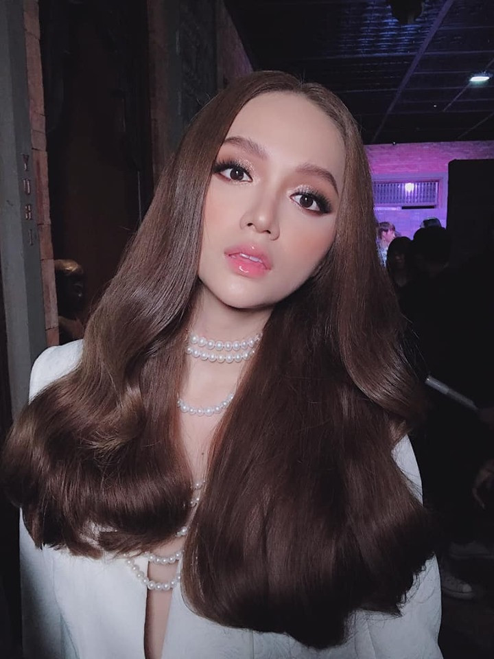 Kiểu tóc xoăn lọn to bồng bềnh luôn được Hương Giang ưu tiên chọn để tham dự sự kiện.