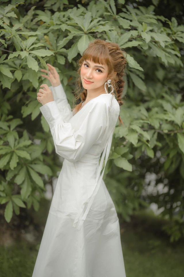 Kiểu tóc vàng tết hai bên và mái mưa dịu dàng mang đến sự trẻ trung, nữ tính cho nữ ca sĩ.