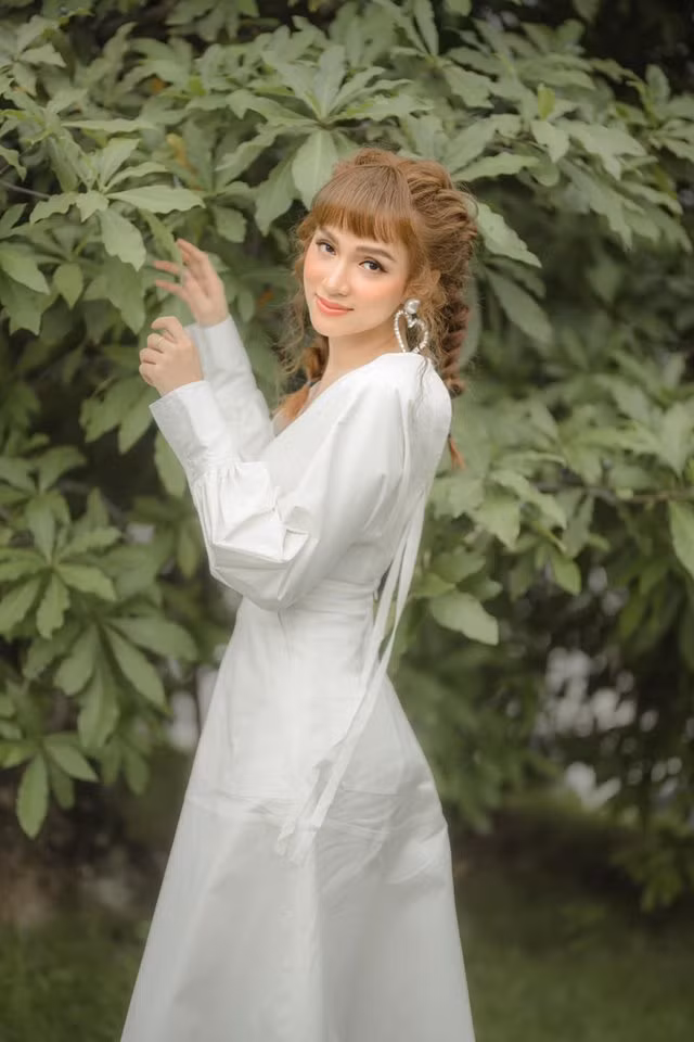 Kiểu tóc vàng tết hai bên và mái mưa dịu dàng mang đến sự trẻ trung, nữ tính cho nữ ca sĩ.