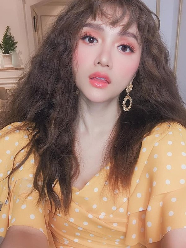 Vẫn là mái tóc xoăn dài bồng bềnh với tóc mái mưa cực xì teen.