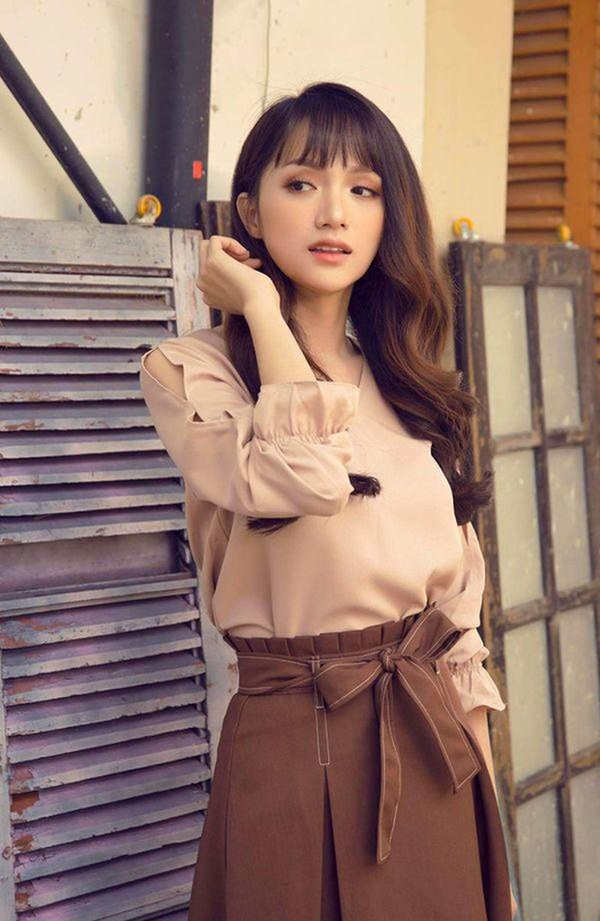 Nữ ca sĩ vô cùng trẻ trung và xinh đẹp với tóc mái dài uốn xoăn sóng nước lọn to và kiểu mái thưa nữ tính.