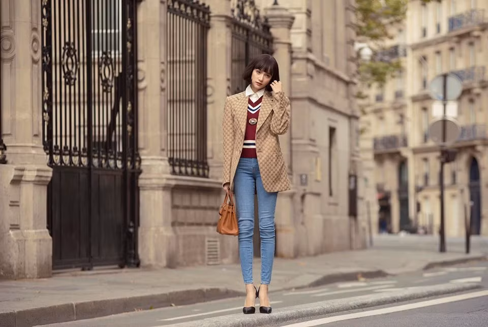 Bất ngờ cắt phăng mái tóc dài nuôi dưỡng bấy lâu, người đẹp chuyển giới gây sốt với mái tóc ngắn xinh đẹp và trẻ trung như búp bê khi dạo bước trên đường phố Paris hoa lệ.