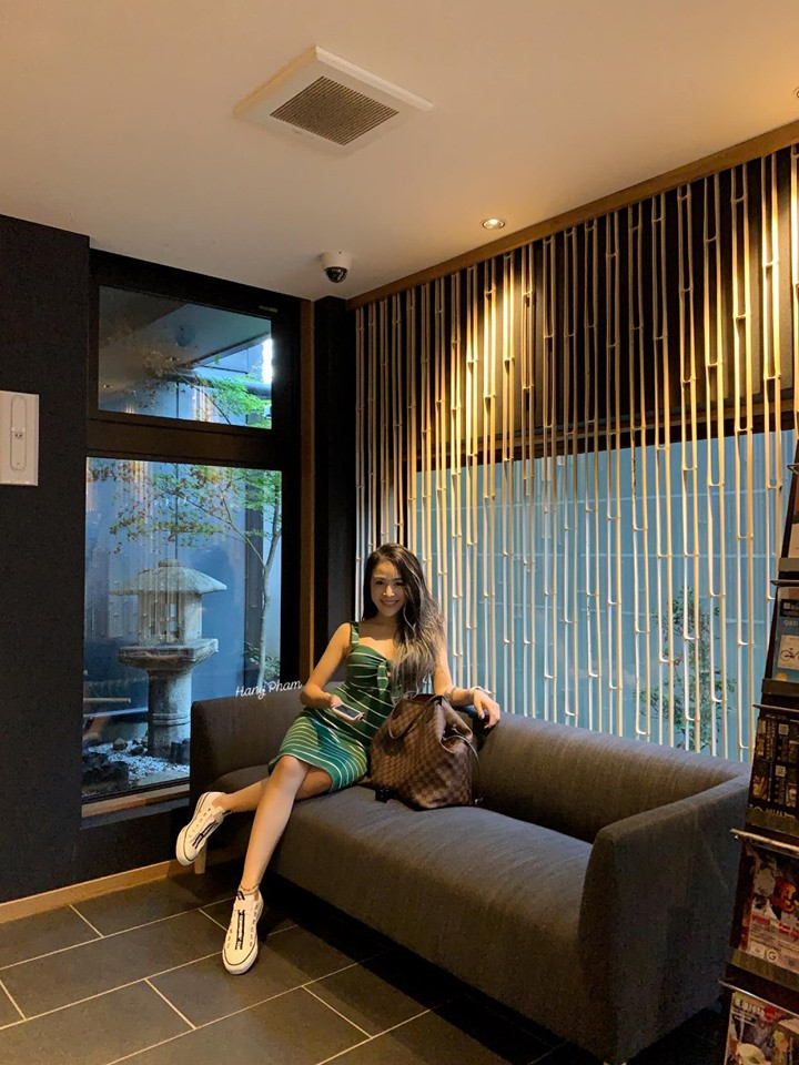 Hằng Phạm không chỉ sở hữu gương mặt xinh xắn, thân hình thon gọn mà còn có gu thời trang khá sành điệu.