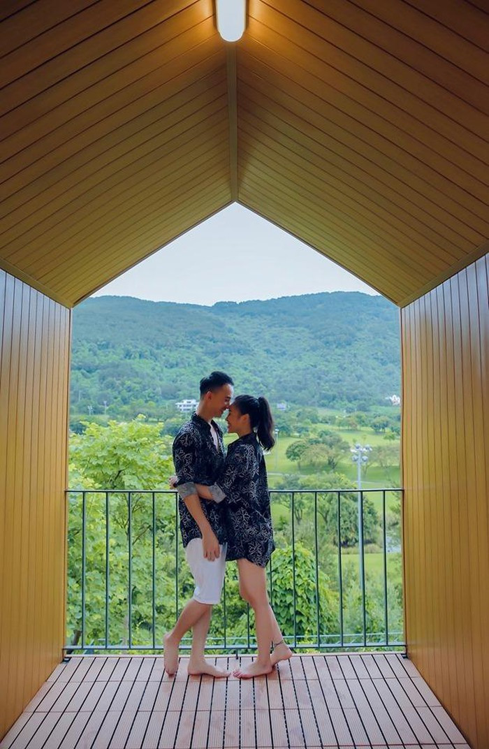 Anh Vũ và bạn gái mặc áo đôi tình tứ.