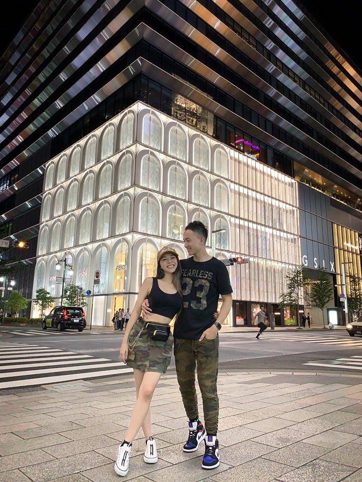 Cặp đôi mặc đồ ton sur ton trong một chuyến đi Nhật gần đây.