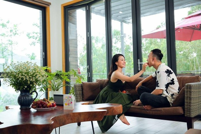 Hằng Phạm khá ưu ái các mẫu váy áo hai dây gợi cảm.