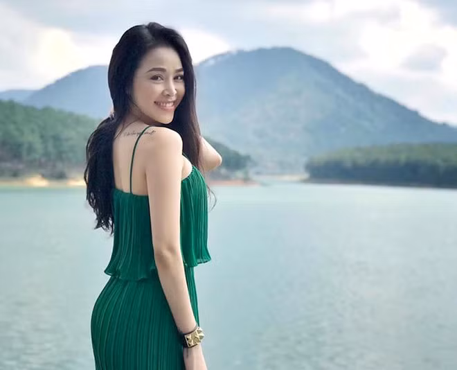 Bạn gái Anh Vũ được dân mạng nhận xét sở hữu gương mặt xinh đẹp, vóc dáng quyến rũ.