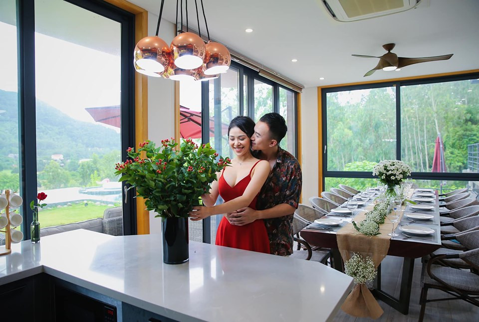 Hằng Phạm không hoạt động nghệ thuật nhưng có gu thời trang nóng bỏng không kém các hot girl.