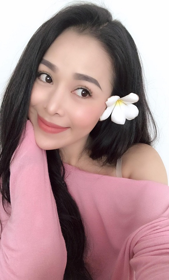 Không chỉ có phong cách thời trang sành điệu, bạn gái Anh Vũ còn có gương mặt ưa nhìn với làn da trắng sáng, mịn màng. Ảnh: FBNV.