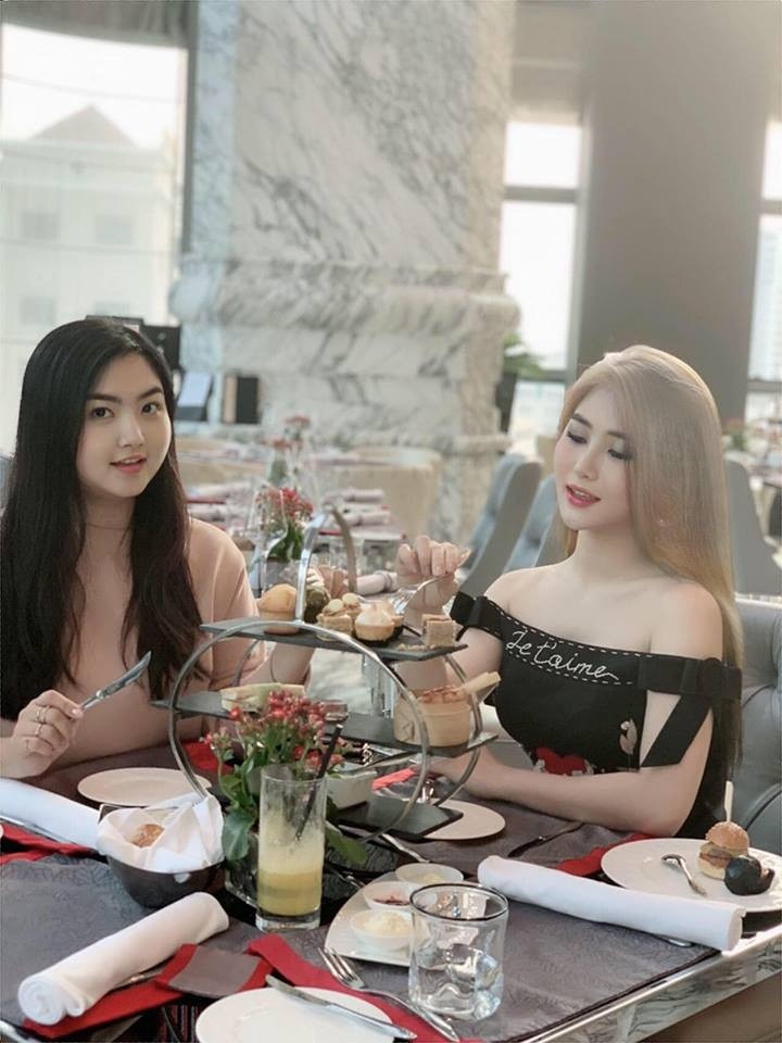 Màu tóc mới và làn da trắng nõn cùng với góc chụp nghiêng khiến Hương Tràm đẹp tựa búp bê.