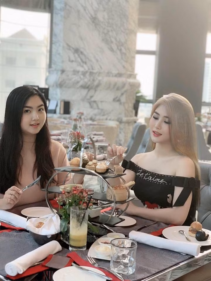 Màu tóc mới và làn da trắng nõn cùng với góc chụp nghiêng khiến Hương Tràm đẹp tựa búp bê.