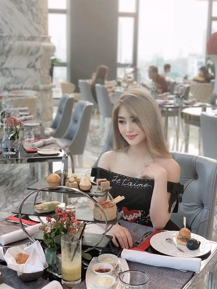 Sau nhiều năm trung thành với tóc tối màu, cuối cùng cũng Hương Tràm đổi mới diện mạo với mái tóc nhuộm màu bạch kim tựa màu sương khói vốn được yêu thích từ nhiều năm trở lại đây.