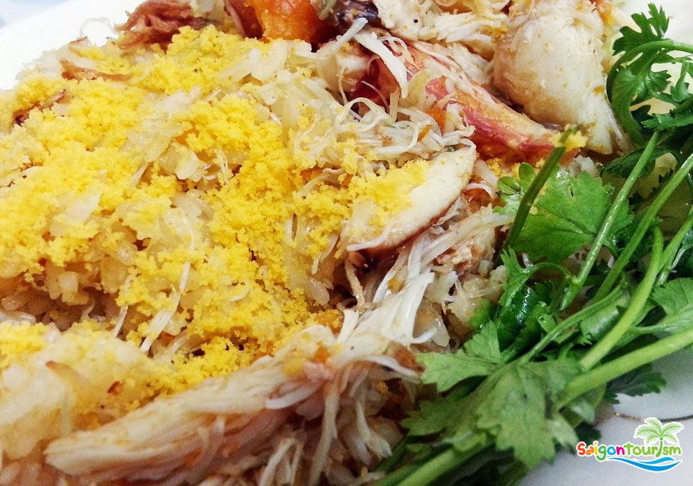 Cơm chiên với cua tươi. Du khách nhận xét rằng đây là món đặc sản Phú Quốc giúp bạn có thể cảm nhận được sự tinh túy của hòn đảo, tinh hoa của biển và sự giản dị mộc mạc của người dân địa phương. Cơm chiên cua tươi là sự kết hợp của cơm rang, thịt cua luộc ngon, lát trứng chiên và tương ớt cắt lát cay. Tất cả các thành phần này được pha trộn để tạo ra một hương vị hấp dẫn mọi vị khách khó tính.