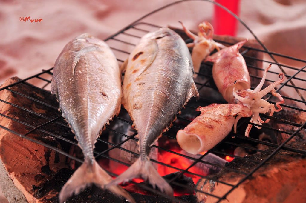 Cá thu nướng: Thịt cá thu nướng được cuộn trong lớp bánh tráng với các loại rau thơm. Chấm nó vào muối tiêu trộn với nước cốt chanh, bạn có thể cảm thấy “thỏa mãn” trong mọi giác quan. Nhấp một ngụm rượu sim địa phương, thêm một ít rau và lát cá tạo nên cảm giác vô cùng tuyệt vời. Ảnh: Livingnomads, Saigontourism.