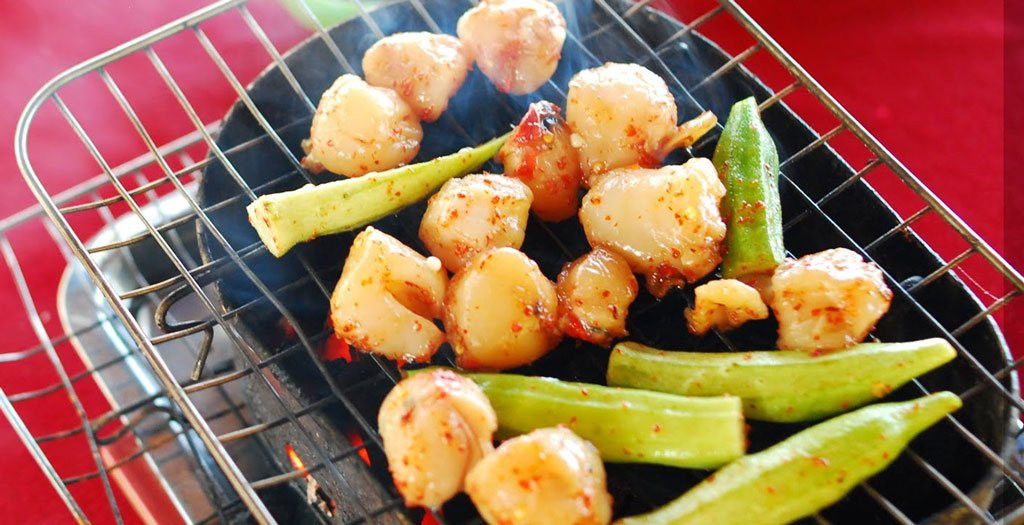 Sò điệp nướng muối ớt. Có rất nhiều kiểu chế biến sò: xào nấm, hành tây và cải xanh. Tuy nhiên, những người đam mê ẩm thực luôn muốn thưởng thức hương vị nguyên bản của biển thì không thể bỏ qua món sò điệp nướng với muối ớt. Hương vị của muối kết hợp với vị cay của ớt làm tăng vị ngọt tự nhiên của sò.