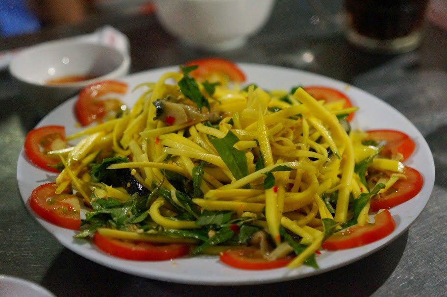 Gỏi xoài là một trong những món ăn hấp dẫn nhất ở Phú Quốc, hương vị của nó nó thể mê hoặc tất cả du khách trong lần thưởng thức đầu tiên. Món ăn này luôn được liệt kê trong thực đơn của hầu hết các nhà hàng và thậm chí được bán ở mọi quán ăn đường phố trên hòn đảo xinh đẹp này.