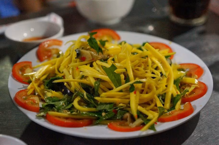 Gỏi xoài là một trong những món ăn hấp dẫn nhất ở Phú Quốc, hương vị của nó nó thể mê hoặc tất cả du khách trong lần thưởng thức đầu tiên. Món ăn này luôn được liệt kê trong thực đơn của hầu hết các nhà hàng và thậm chí được bán ở mọi quán ăn đường phố trên hòn đảo xinh đẹp này.